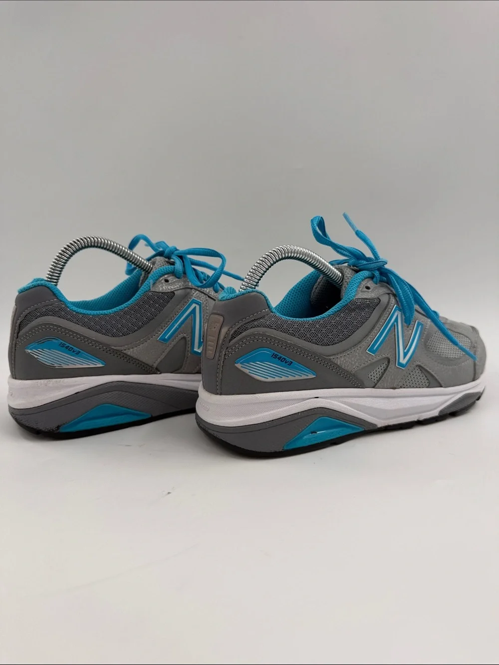 New Balance 1540v3 Women's Size 6.0 Running Shoe Silver Polaris Dragonfly Blue